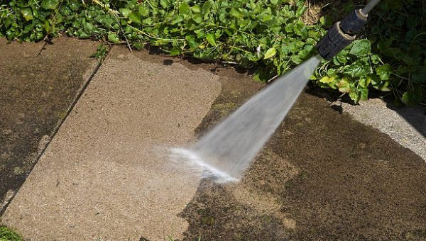 Hochdruckreiniger reinigt Pflaster